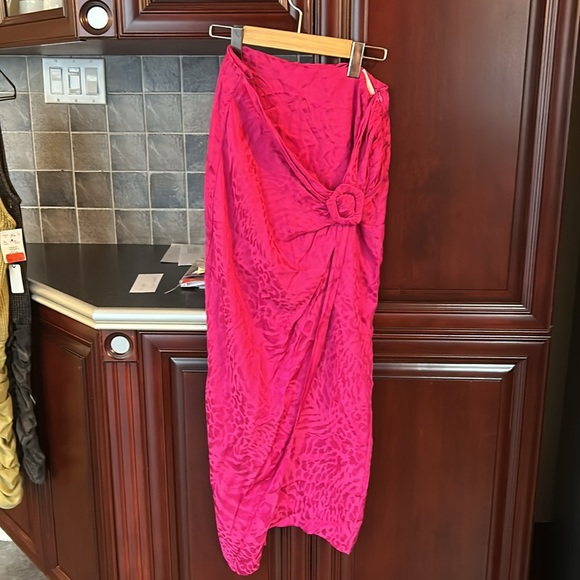 ZARA fuschia wrap skirt with buckle size large - Picture 6 of 11